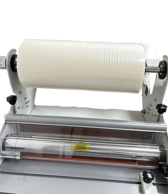 अच्छी कीमत 2000m लंबाई स्क्रैच प्रतिरोधी मैट लेमिनेटेड पैकेजिंग प्रोटेक्टिव फिल्म के साथ एंटी-स्क्रैप लेक गोंद ऑनलाइन