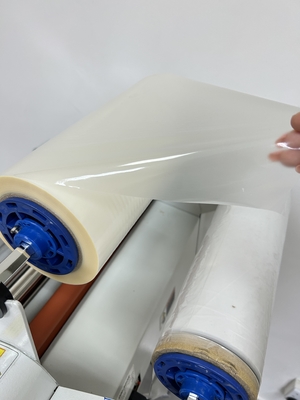 अच्छी कीमत पर्यावरण के अनुकूल BOPP Peelable Protective Film Varnish Soft/Velvet-Touch Brightness 25 माइक्रोन या कस्टम मोटाई ऑनलाइन